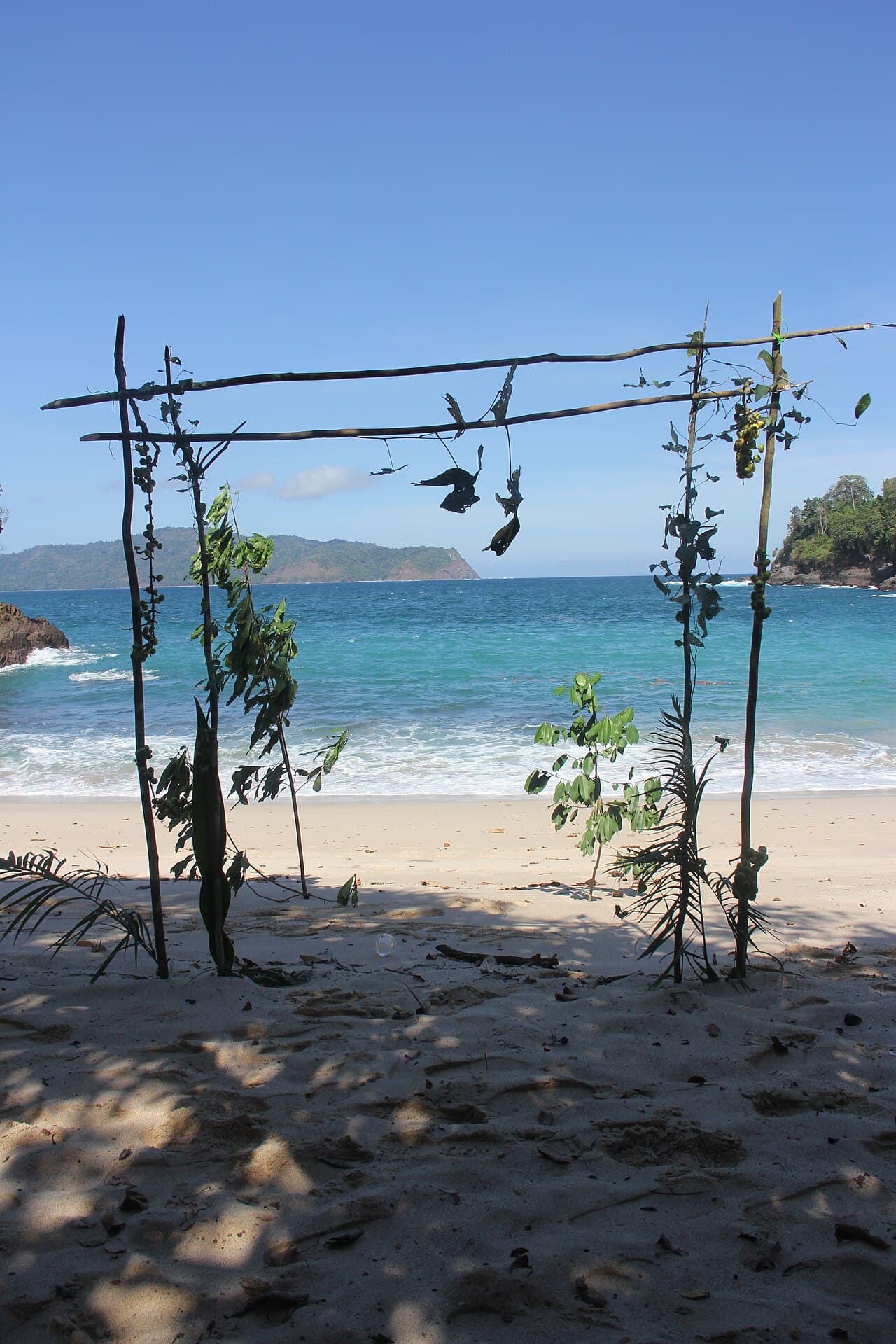 Air laut berwarna hijau toska alami di Pantai Teluk Hijau
