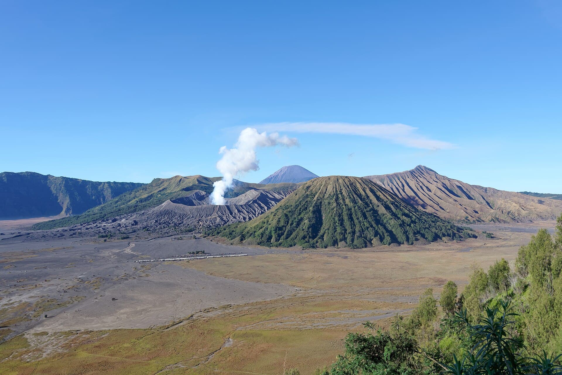 Lanskap megah Gunung Bromo saat fajar menyingsing