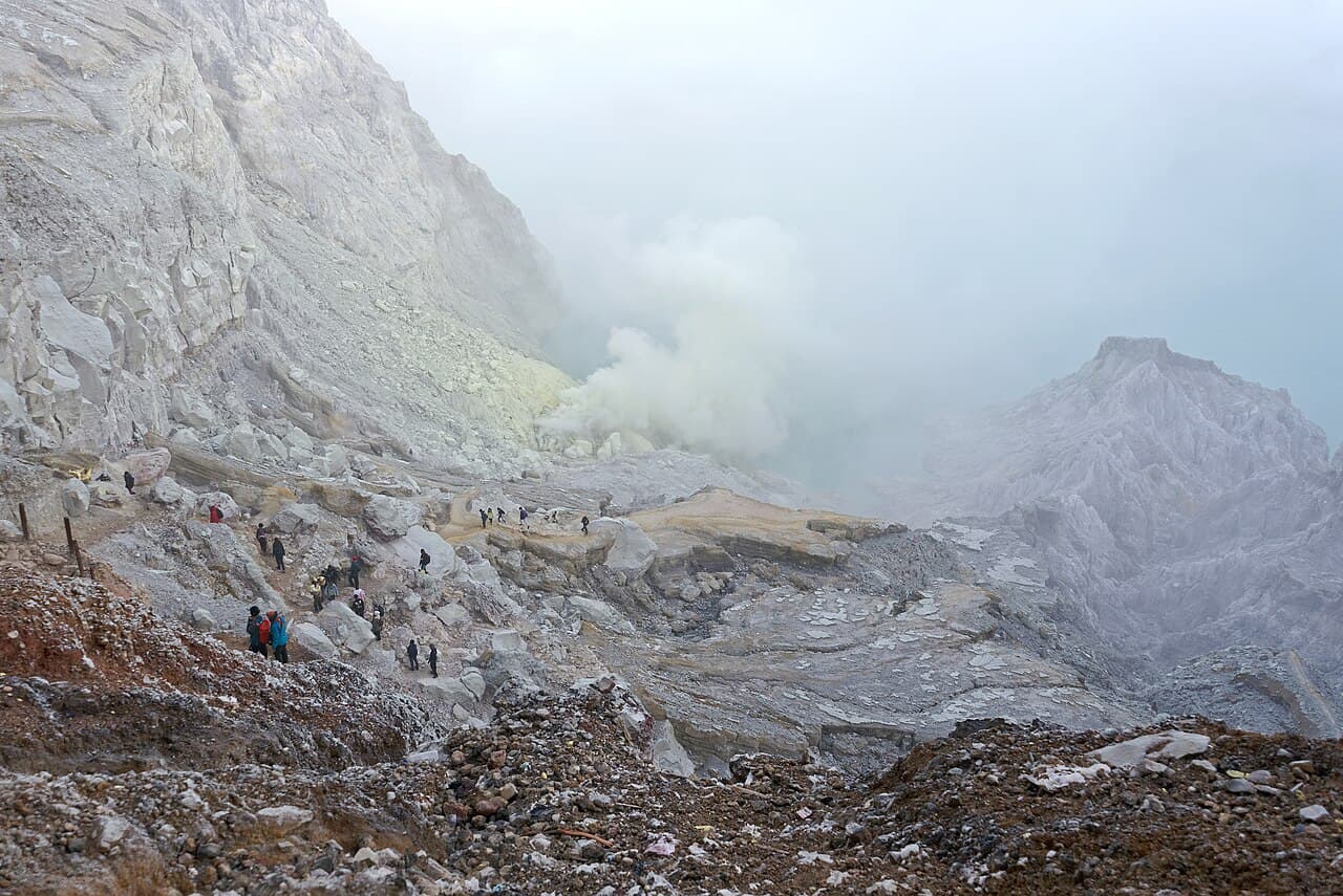 Bibir kawah dan lanskap bebatuan vulkanik Ijen