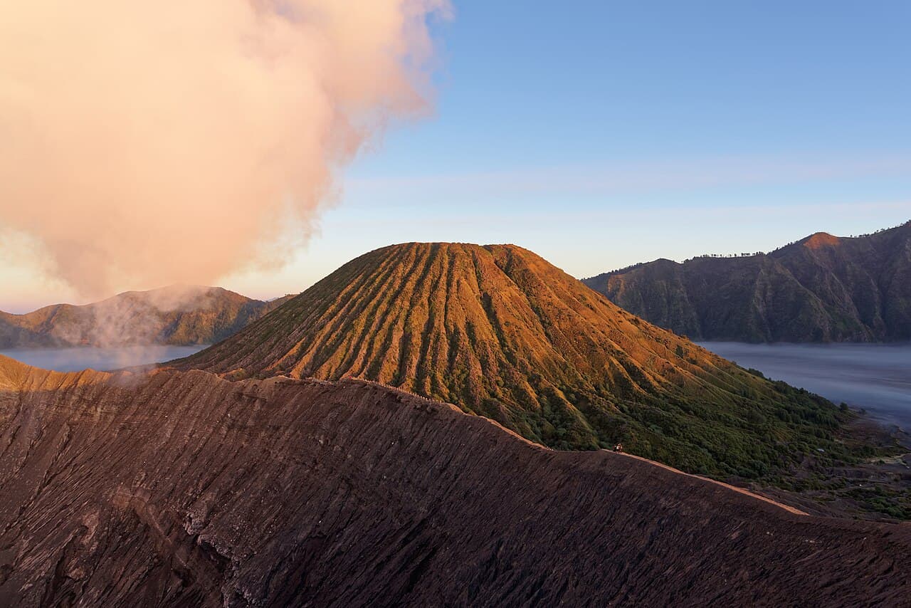 Siluet Gunung Batok dari jalur pandang Bromo