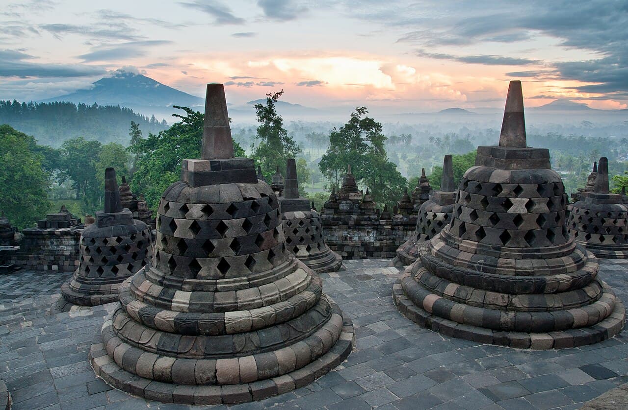 Siluet stupa Candi Borobudur di kala mentari pagi menyingsing